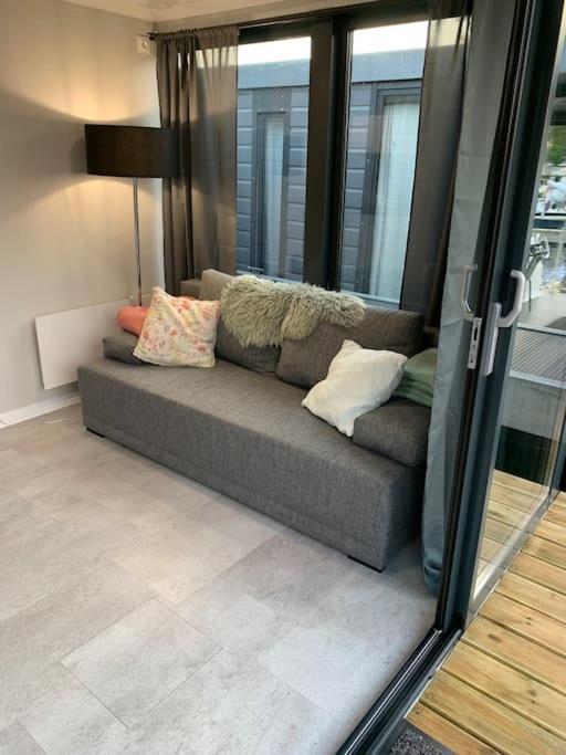 Апартаменты Unique New Houseboat Moored 4 Звартслёйс Экстерьер фото
