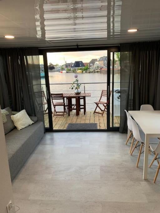 Апартаменты Unique New Houseboat Moored 4 Звартслёйс Экстерьер фото