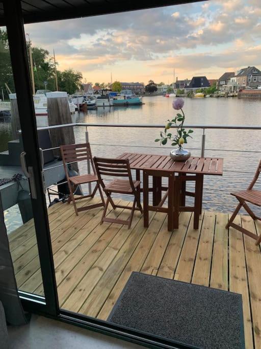 Апартаменты Unique New Houseboat Moored 4 Звартслёйс Экстерьер фото