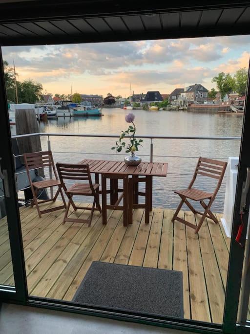 Апартаменты Unique New Houseboat Moored 4 Звартслёйс Экстерьер фото