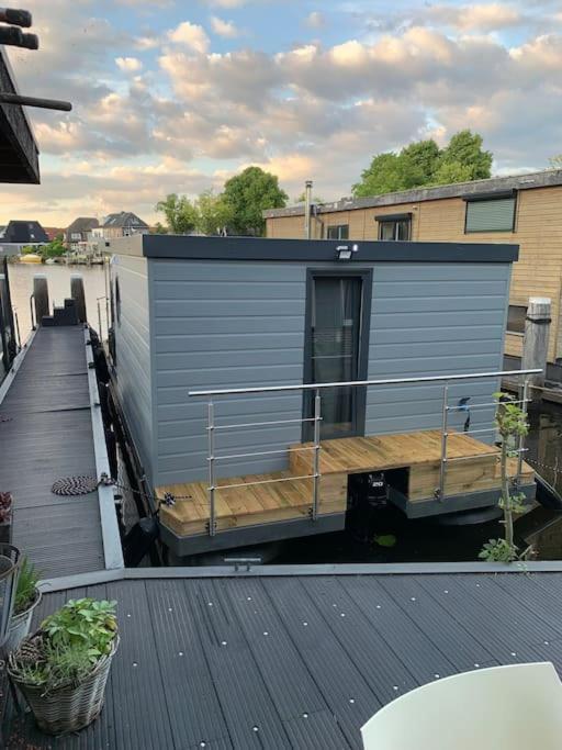 Апартаменты Unique New Houseboat Moored 4 Звартслёйс Экстерьер фото